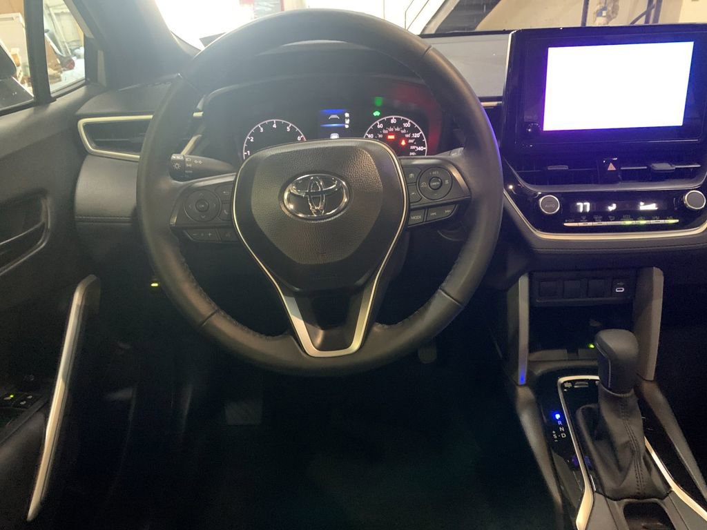 Used 2025 Toyota Corolla Cross AWD Hybrid w/ Moonroof Package image 17