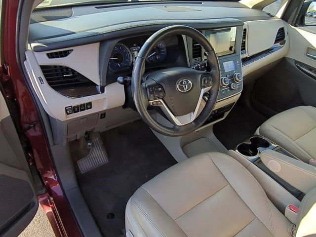 Certified 2017 Toyota Sienna XLE image 9