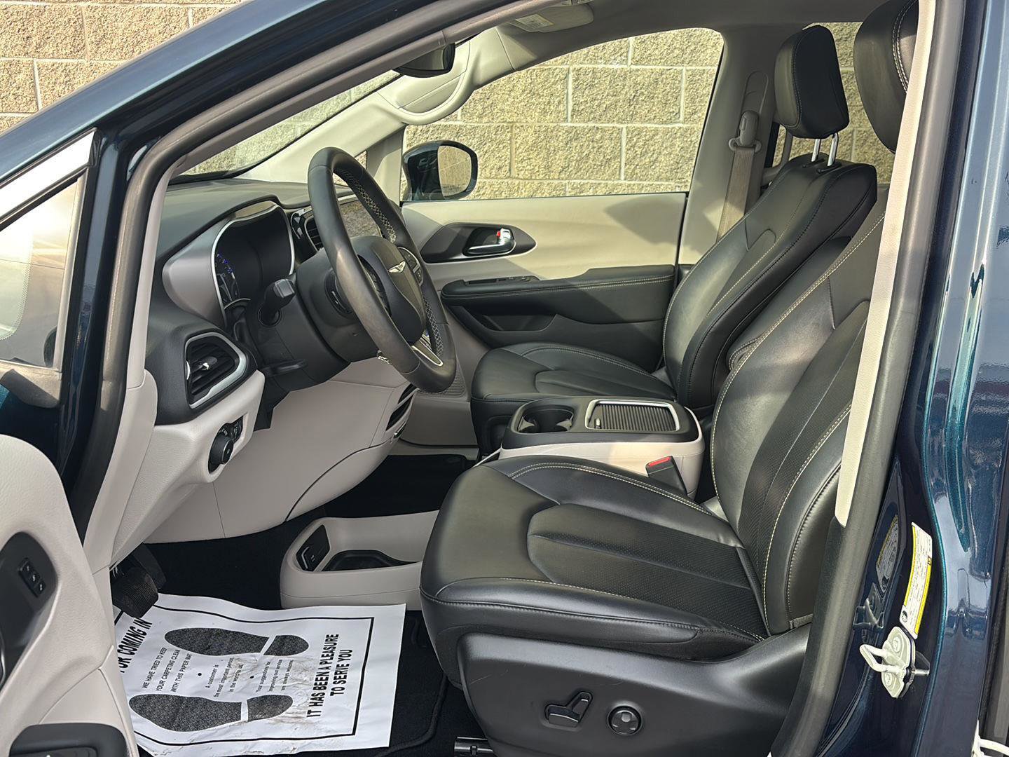 Used 2024 Chrysler Pacifica Touring-L FWD image 5