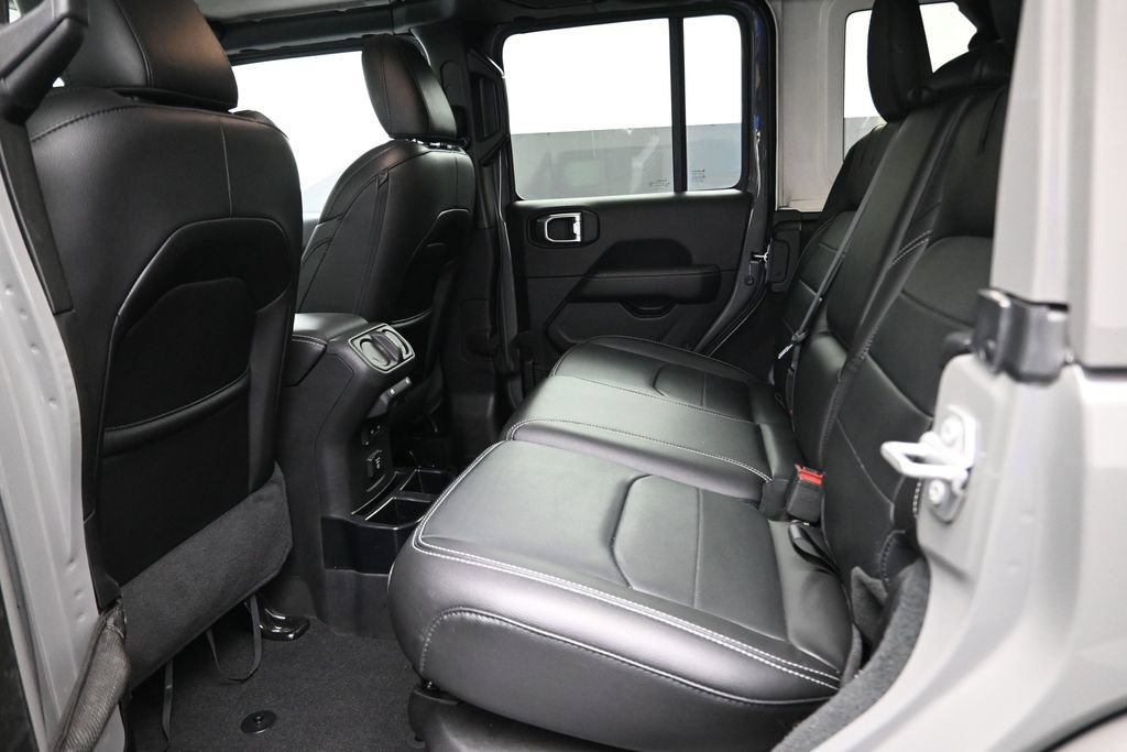 Used 2022 Jeep Wrangler Unlimited Sahara AWD/4WD image 15