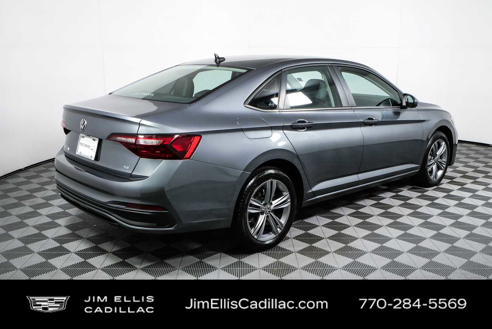 Used 2024 Volkswagen Jetta SE FWD image 3