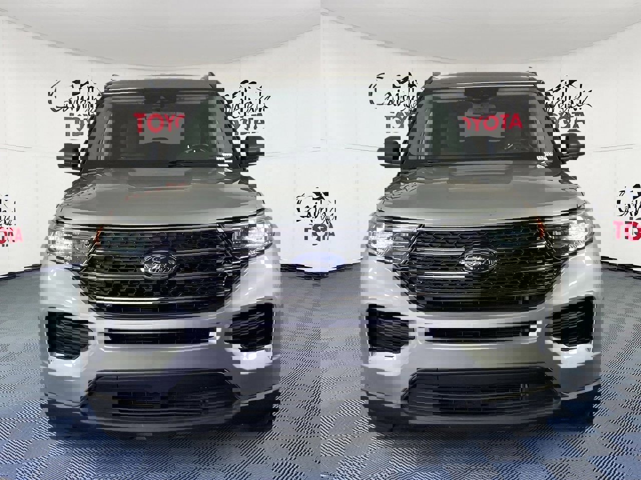 Used 2022 Ford Explorer XLT image 2