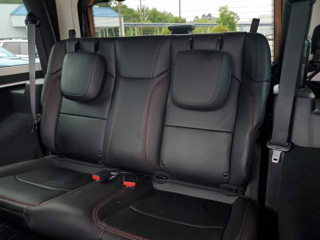 Used 2023 Jeep Wrangler Rubicon w/ Cold Weather Group AWD/4WD image 17