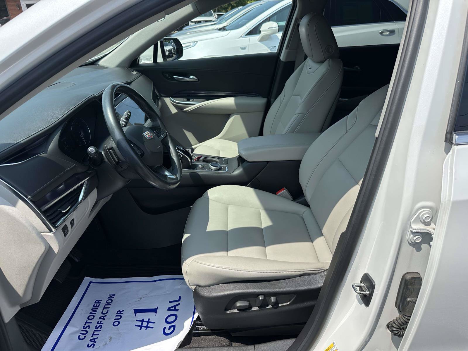Certified 2023 Cadillac XT4 Luxury w/ Cold Weather Package AWD/4WD image 10