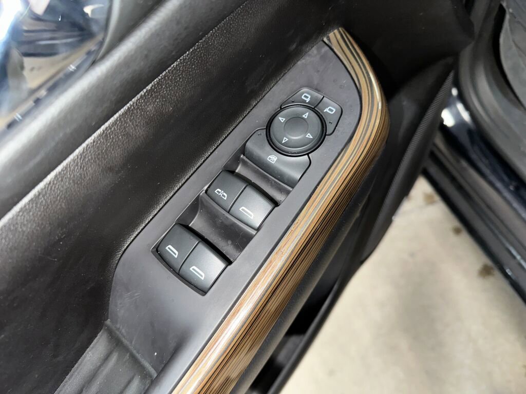 Certified 2022 GMC Acadia SLE w/ Driver Convenience Package image 5