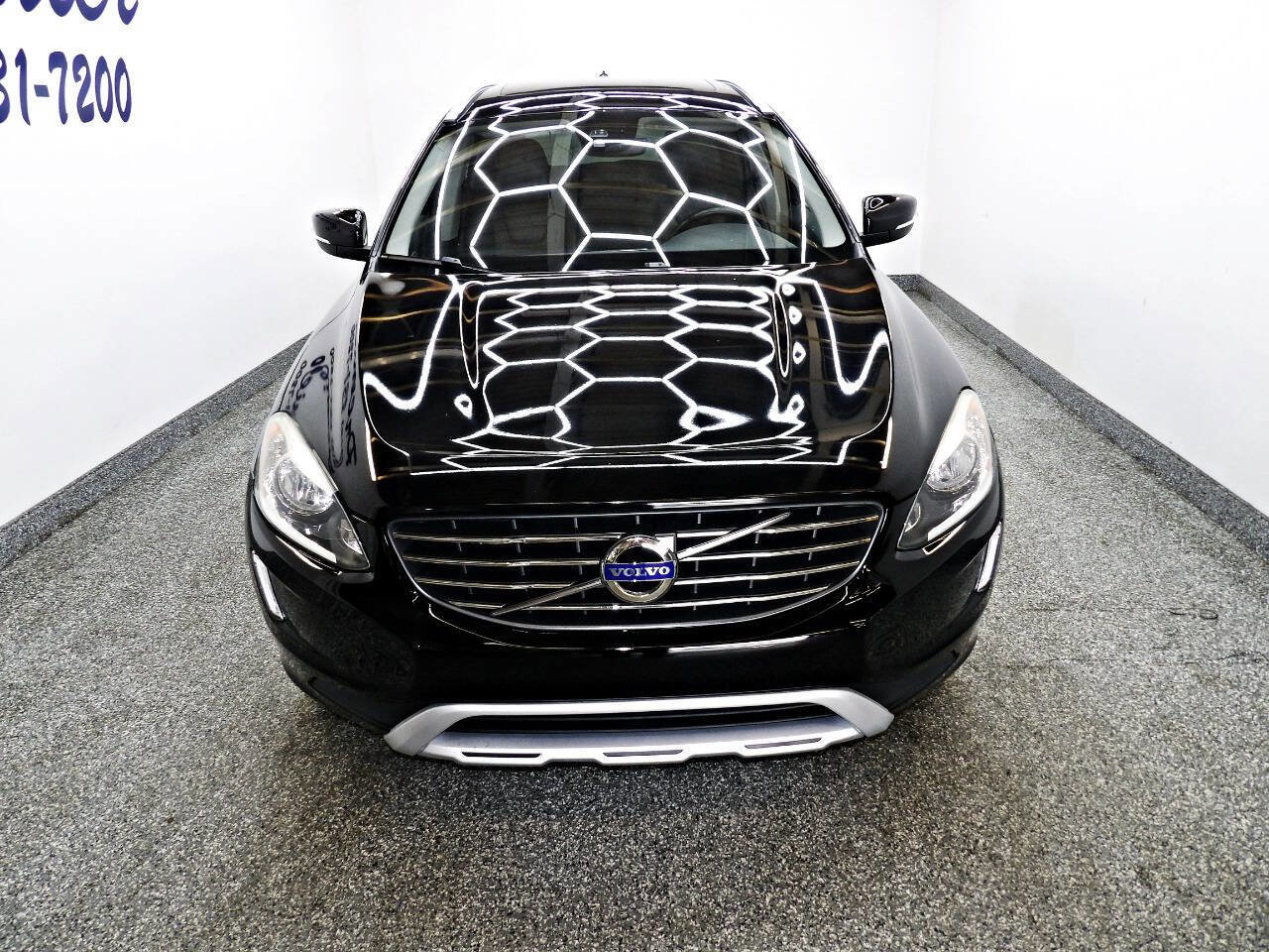 Used 2017 Volvo XC60 T5 Dynamic image 2