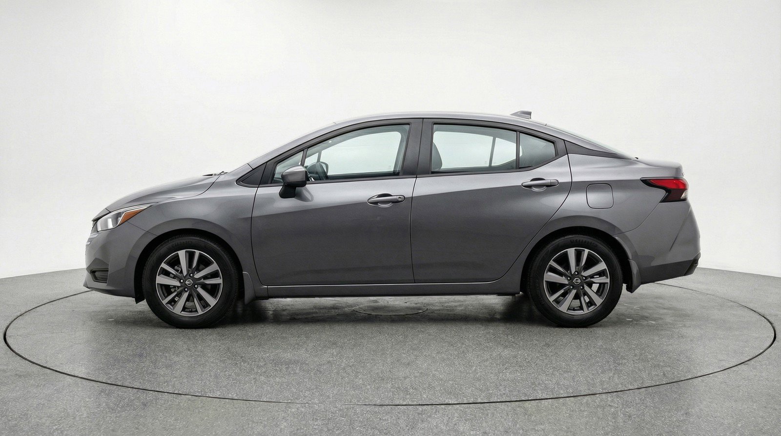 Used 2025 Nissan Versa SV image 5