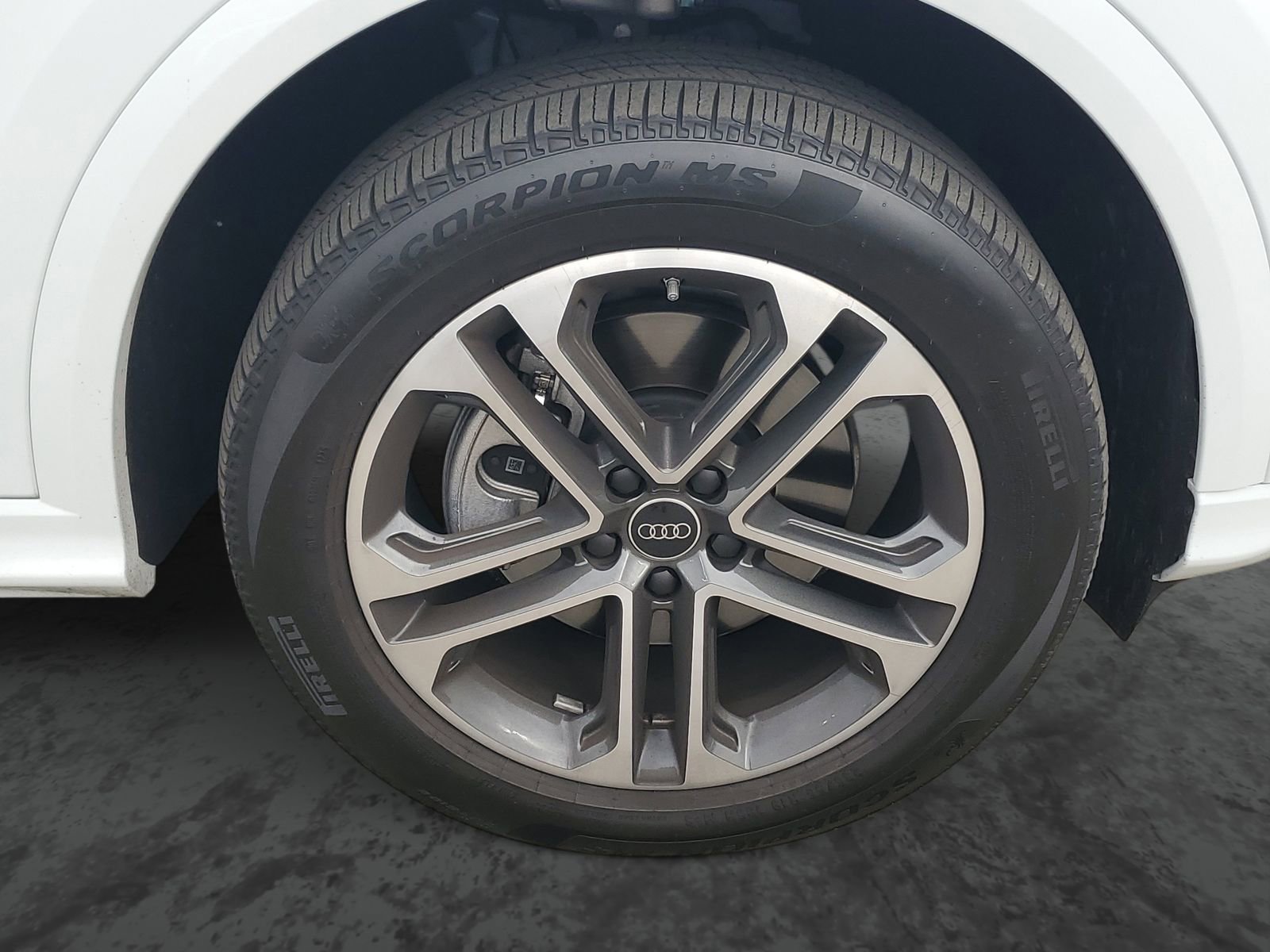 Used 2025 Audi Q5 Premium w/ Convenience Package image 6