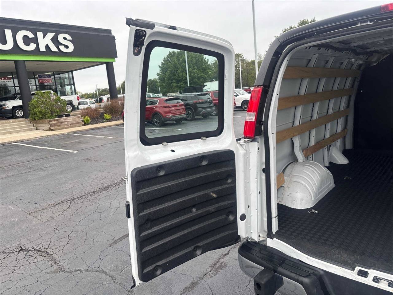 Used 2025 Chevrolet Express 2500 w/ Driver Convenience Package RWD image 9