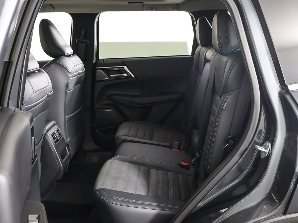 New 2025 Mitsubishi Outlander SE image 33