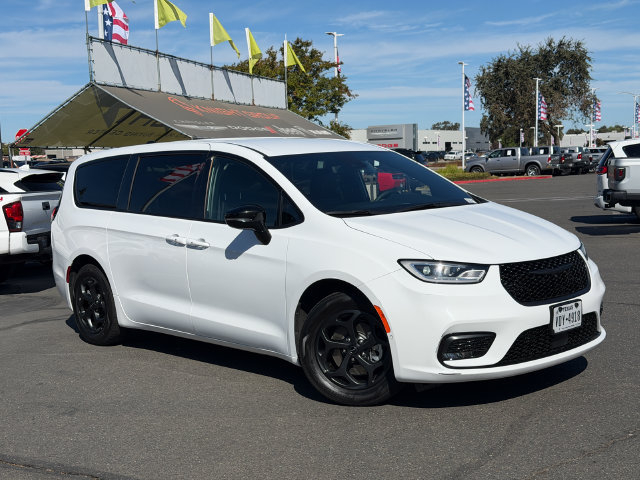 Used 2024 Chrysler Pacifica Limited FWD image 2