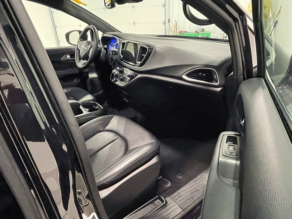 Used 2025 Chrysler Pacifica Select image 27