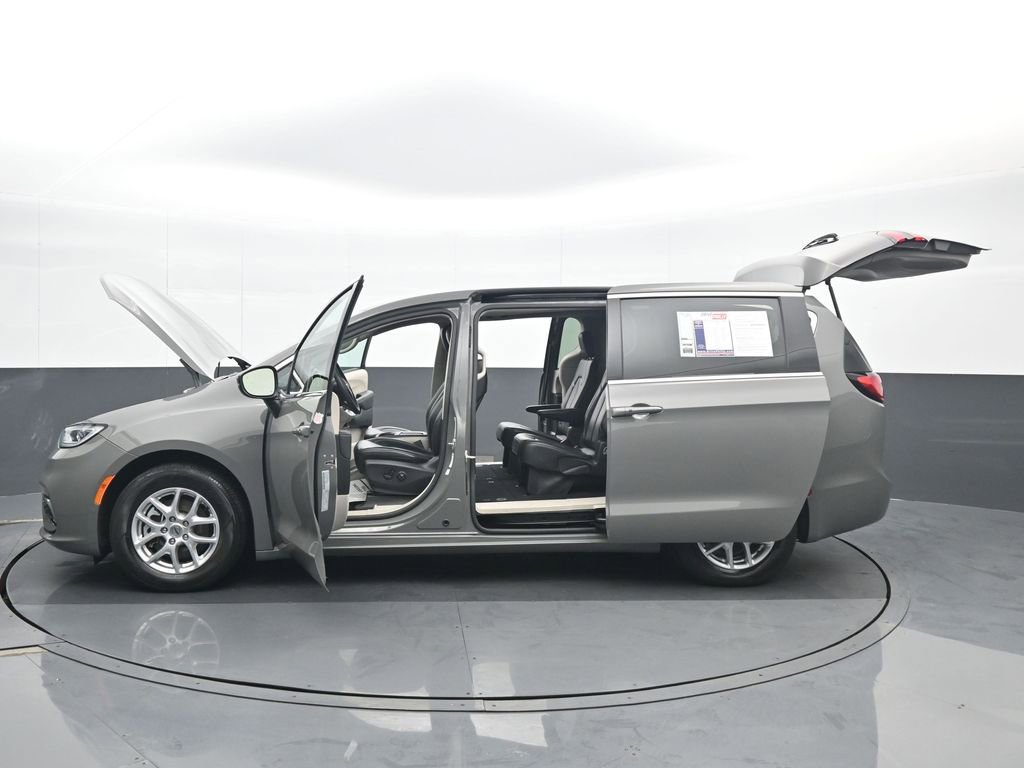 Used 2023 Chrysler Pacifica Touring-L image 27