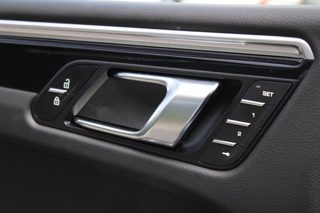 Used 2025 Porsche Macan image 18