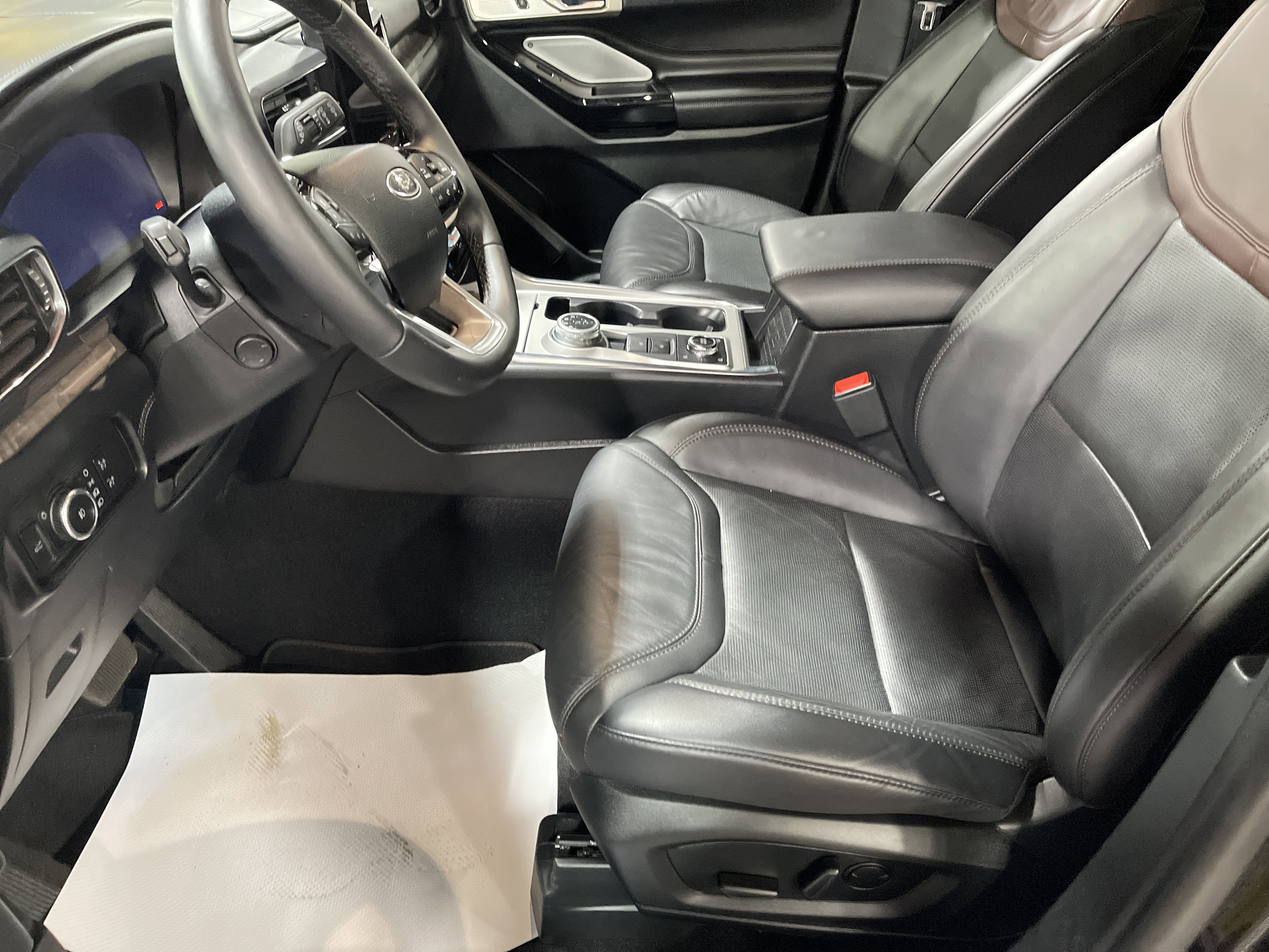 Used 2024 Ford Explorer Platinum w/ Technology Package image 11