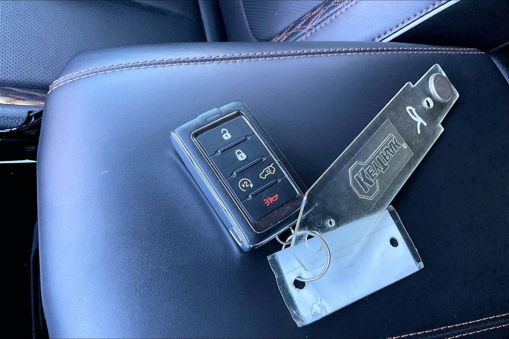 Used 2022 Jeep Grand Cherokee Summit w/ Luxury Tech Group V image 36