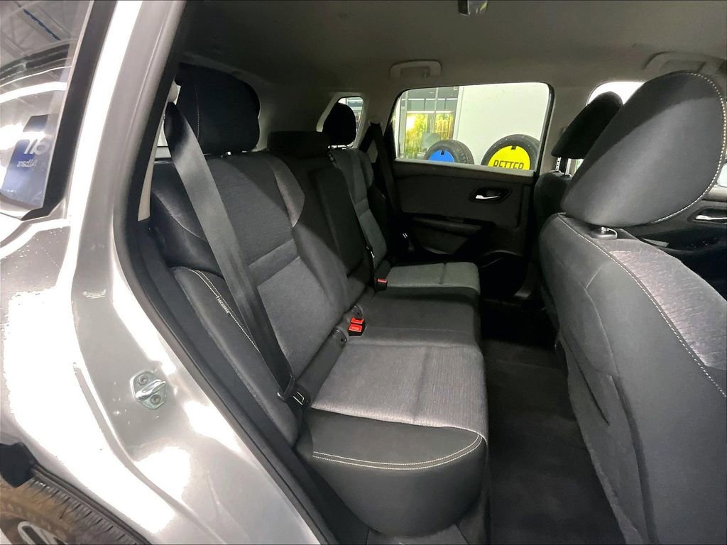 Used 2023 Nissan Rogue SV image 16