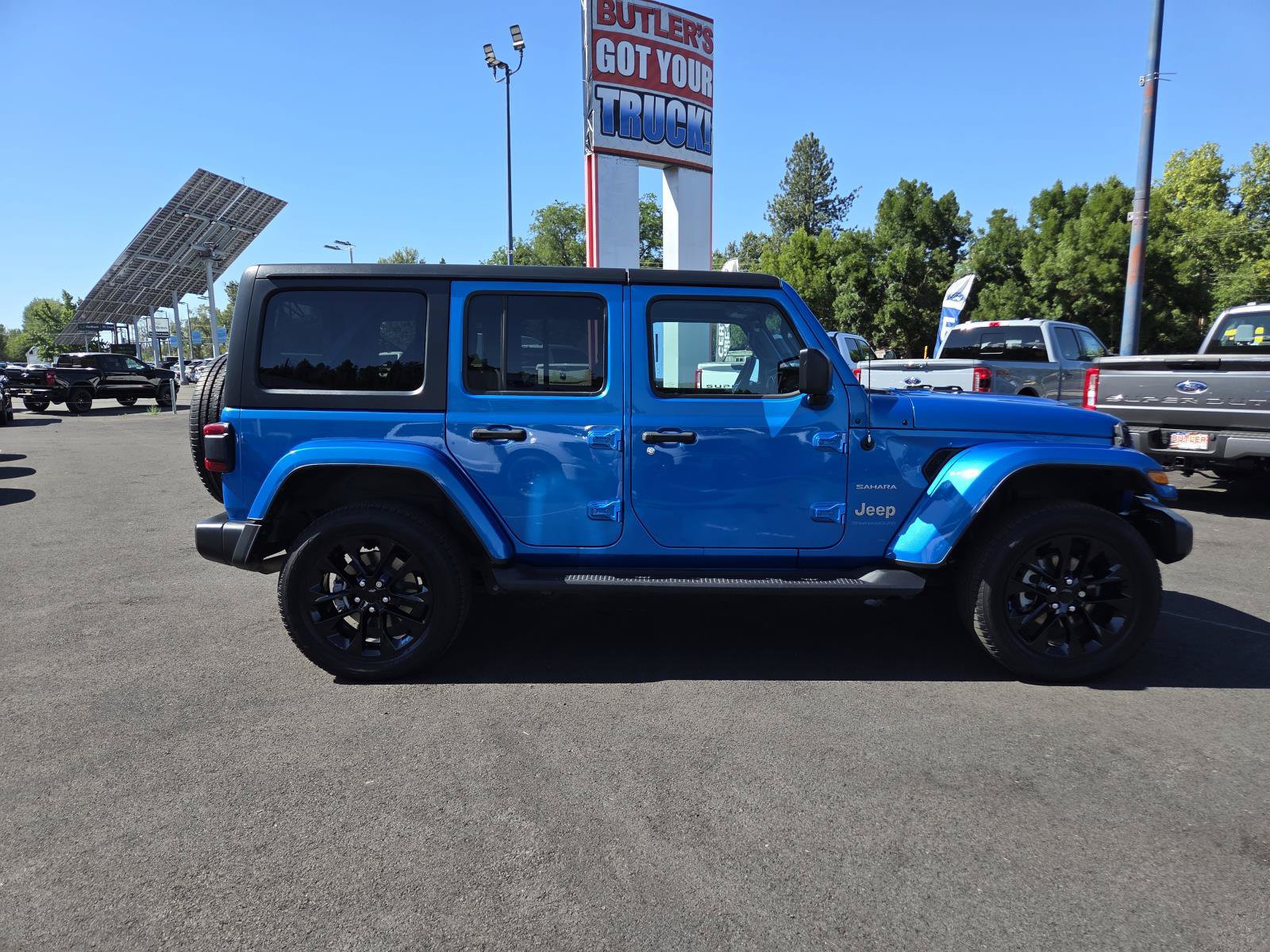 Used 2023 Jeep Wrangler Unlimited Sahara AWD/4WD image 4