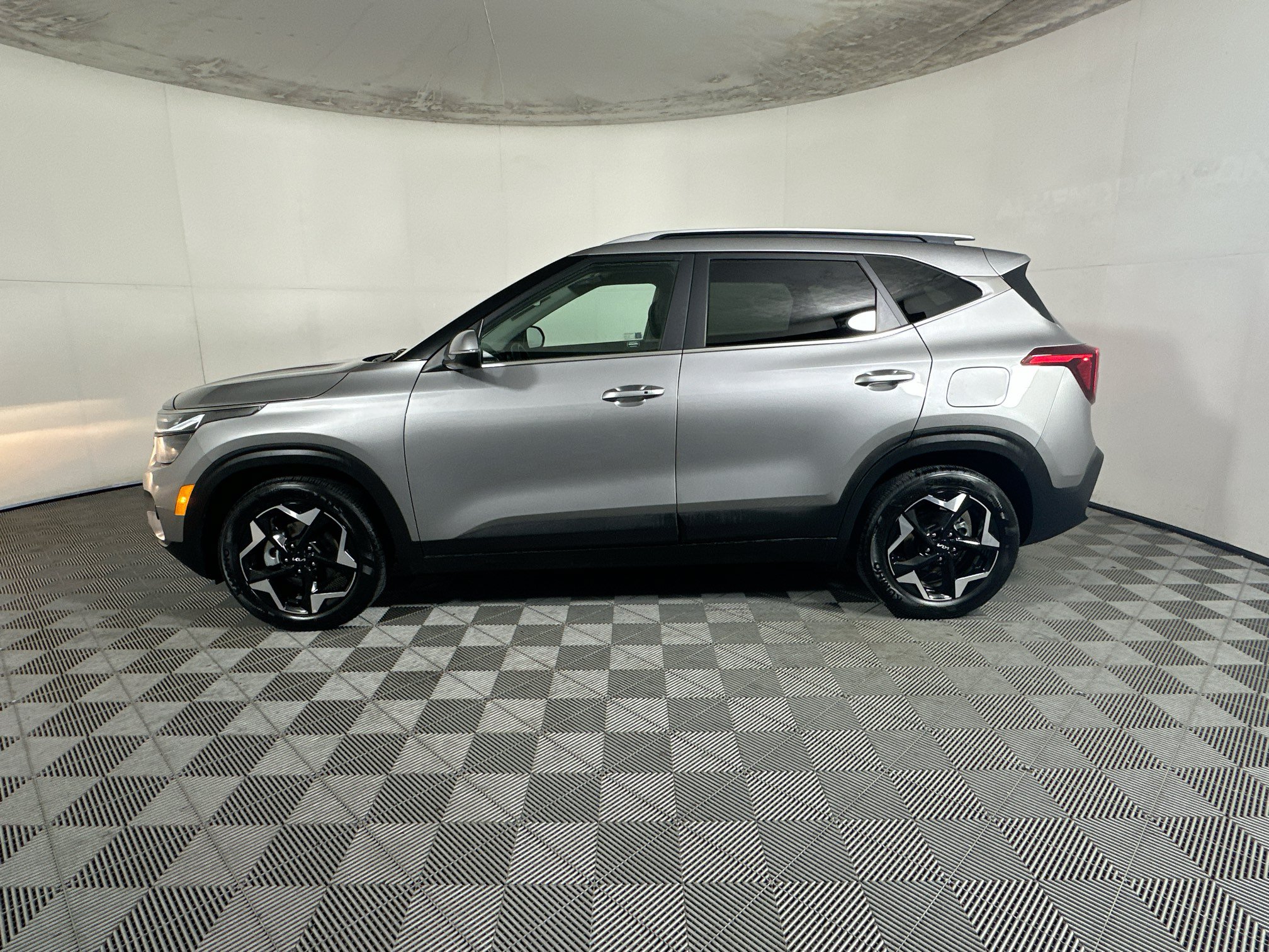 Used 2025 Kia Seltos EX FWD image 6