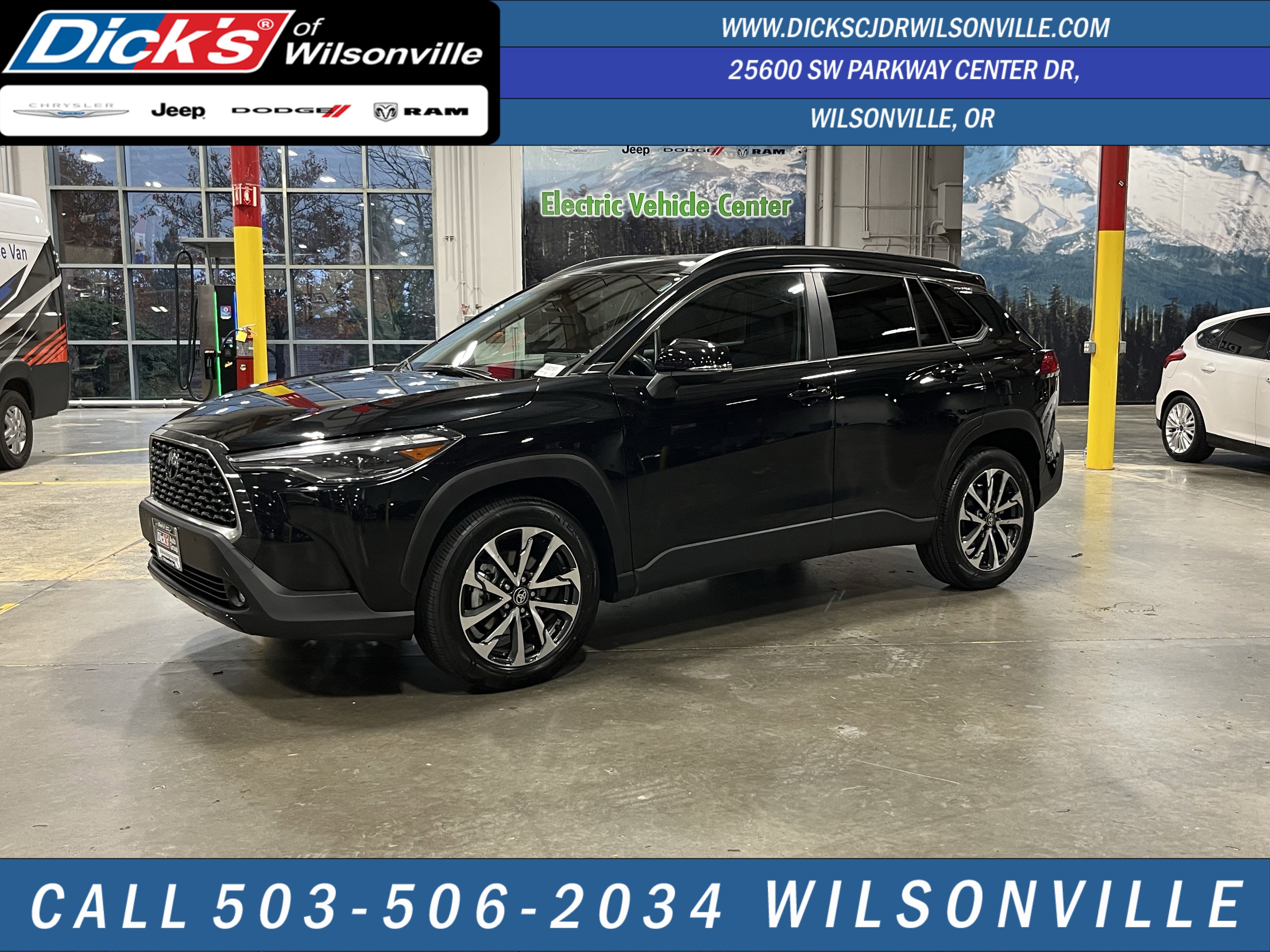 Used 2024 Toyota Corolla Cross XLE image 1