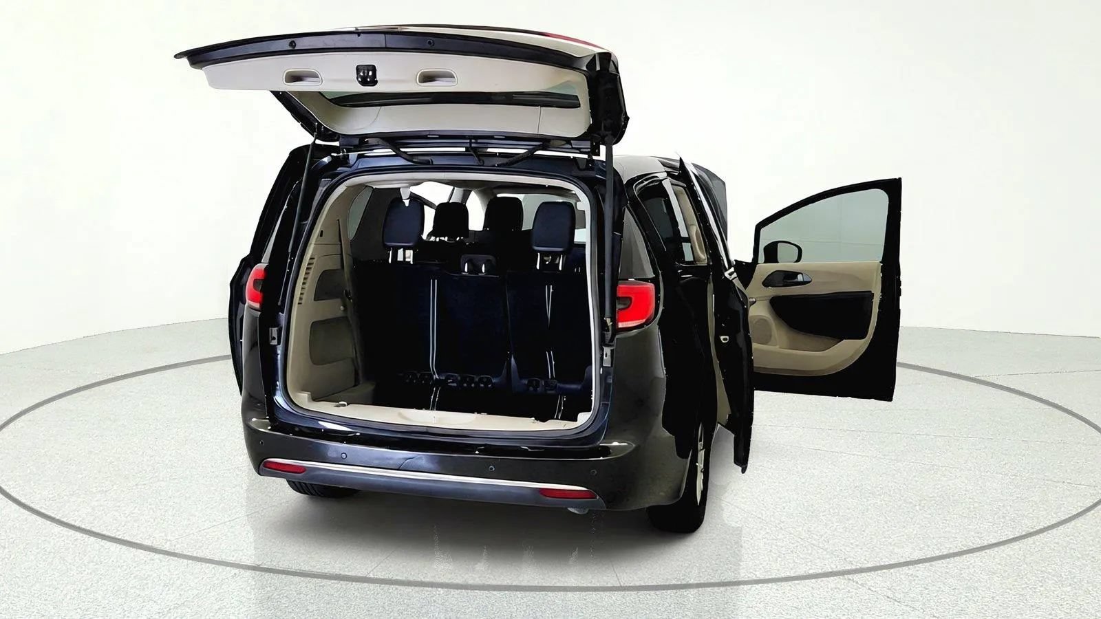 Used 2023 Chrysler Pacifica Touring-L FWD image 11