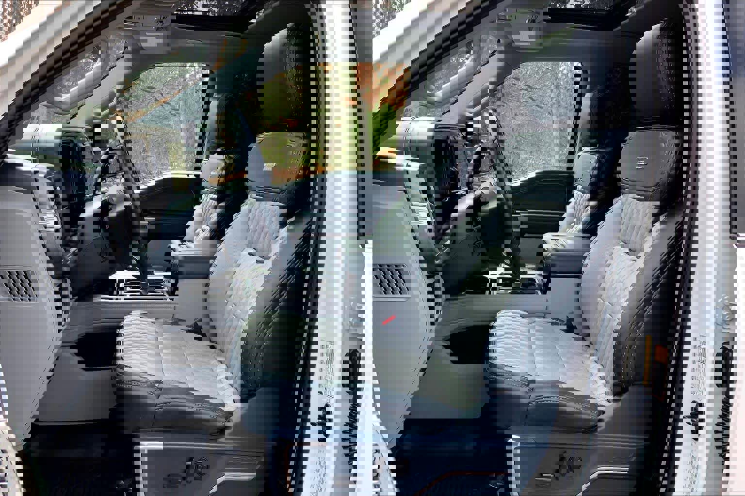 Used 2023 Ford F350 Limited w/ Snow Plow Prep Package image 9