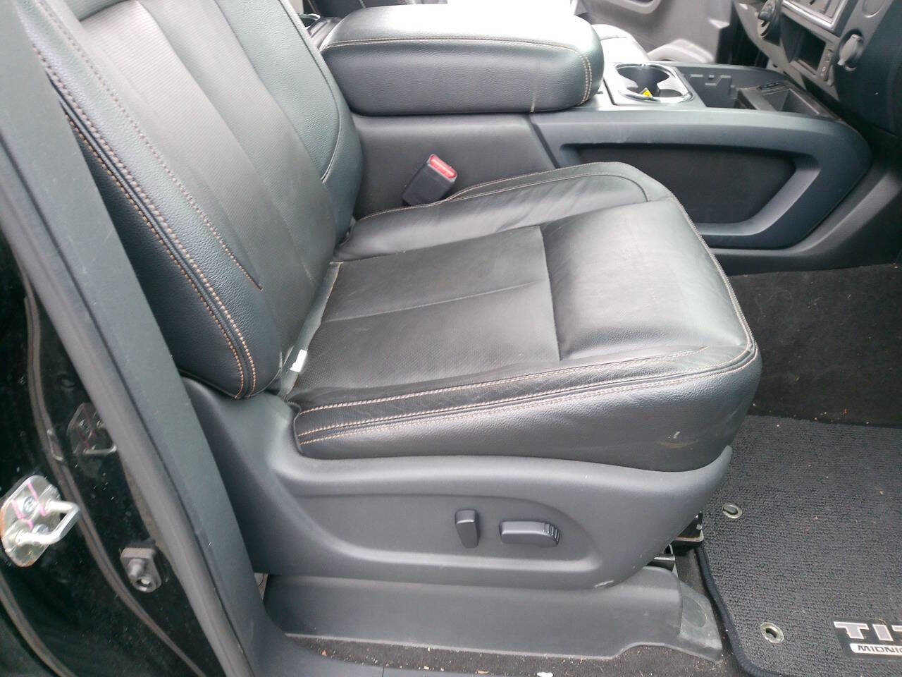 Used 2018 Nissan Titan SL w/ Midnight Edition image 27