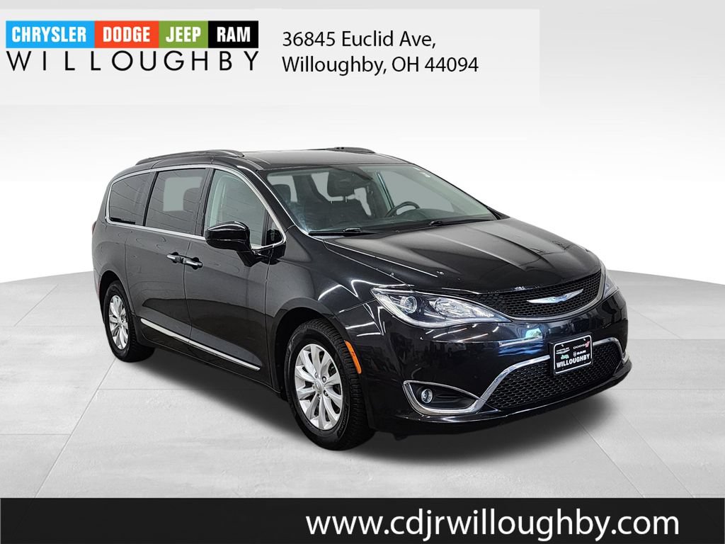 Used 2017 Chrysler Pacifica Touring-L FWD image 3