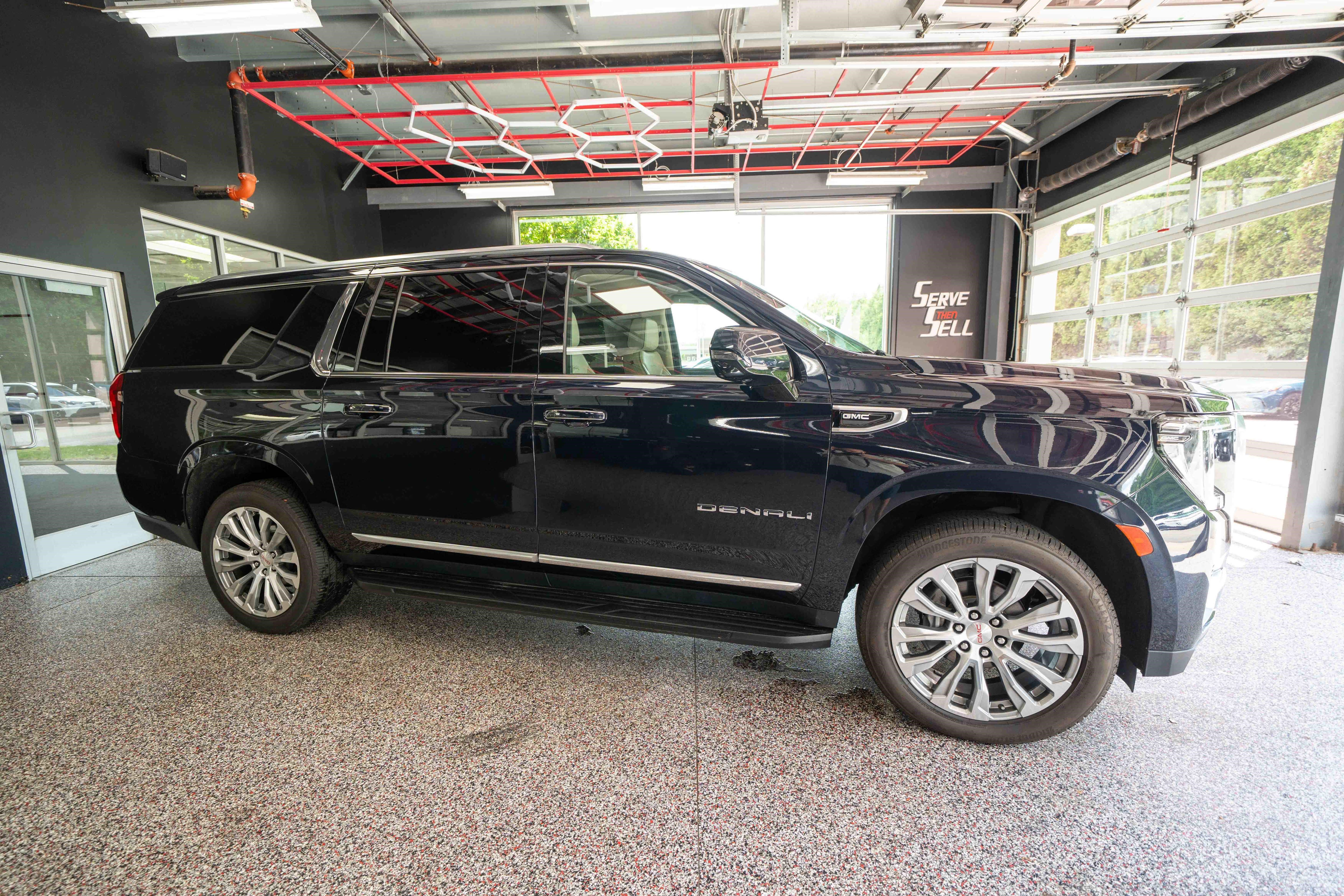 Used 2023 GMC Yukon XL Denali AWD/4WD image 5