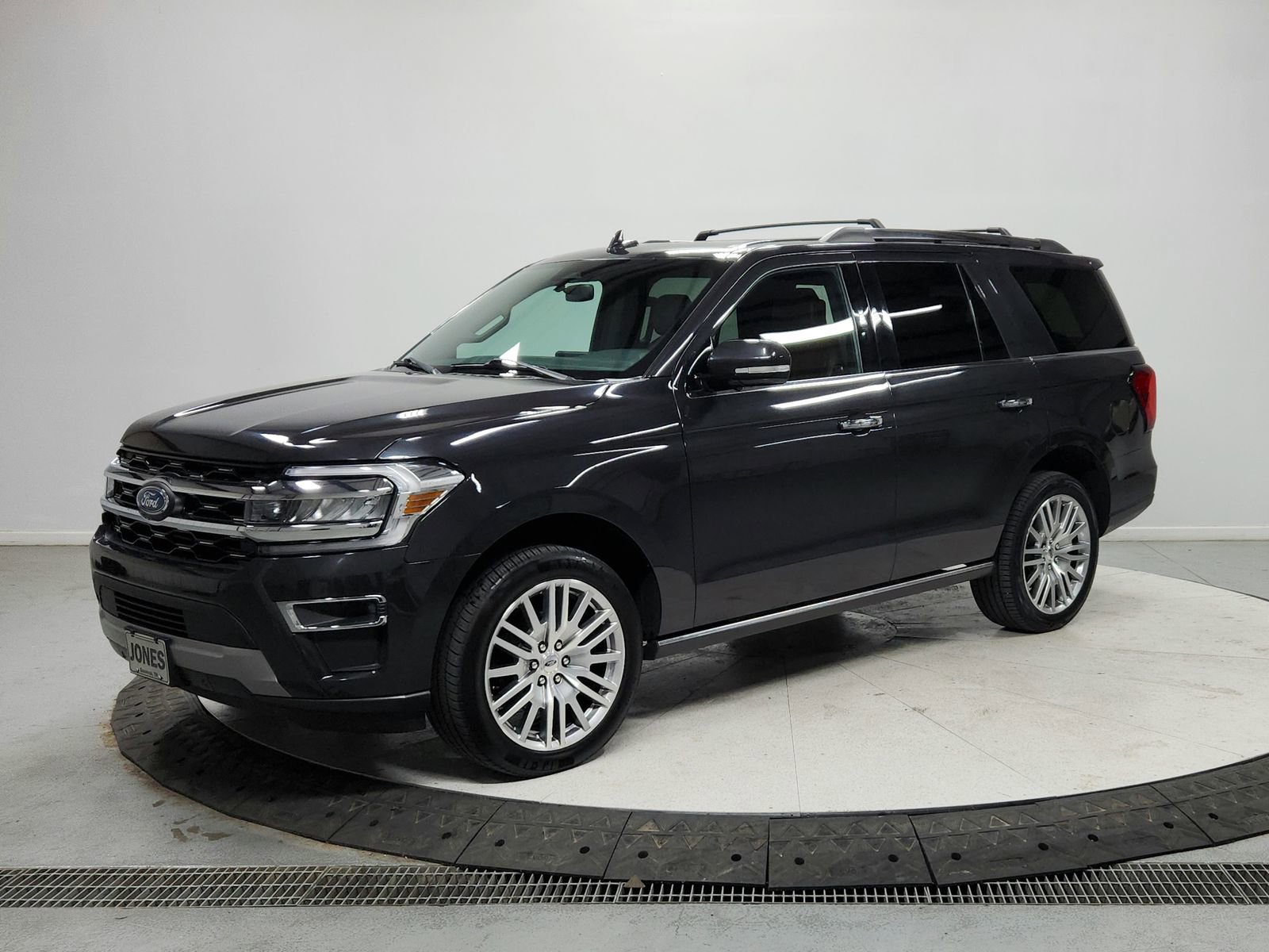 Used 2024 Ford Expedition Limited image 3