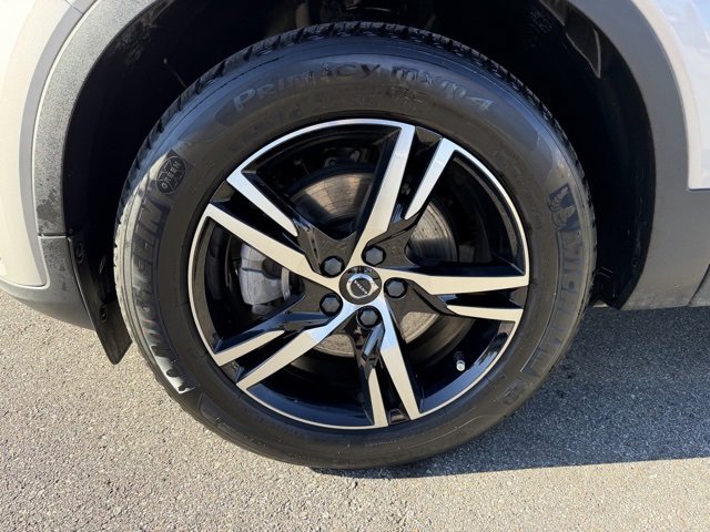 Used 2023 Volvo XC40 B5 Plus image 9