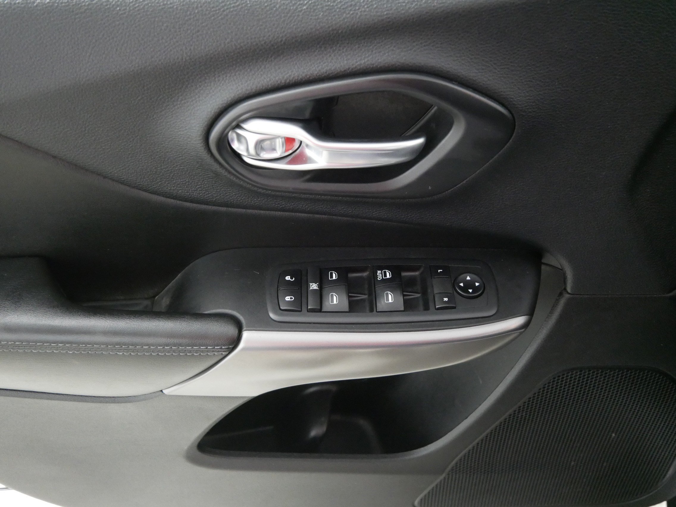 Used 2019 Jeep Cherokee Latitude w/ Cold Weather Group AWD/4WD image 19