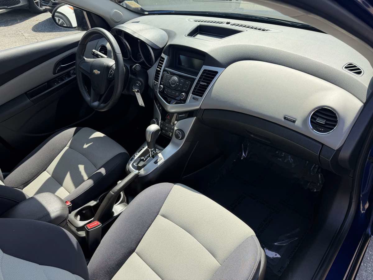 Used 2013 Chevrolet Cruze LS FWD image 13