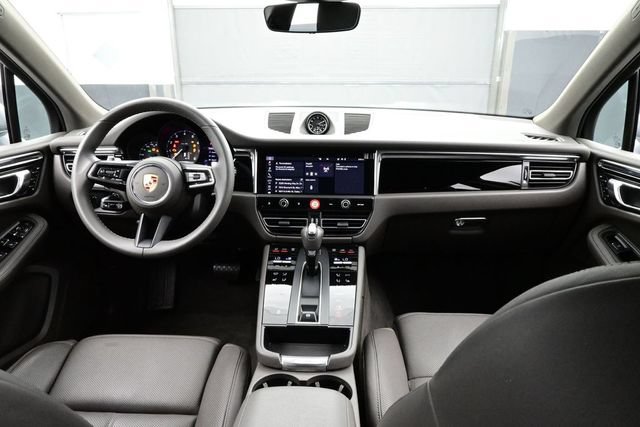 Certified 2025 Porsche Macan AWD/4WD image 20