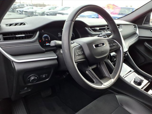 Used 2023 Jeep Grand Cherokee L Laredo image 8