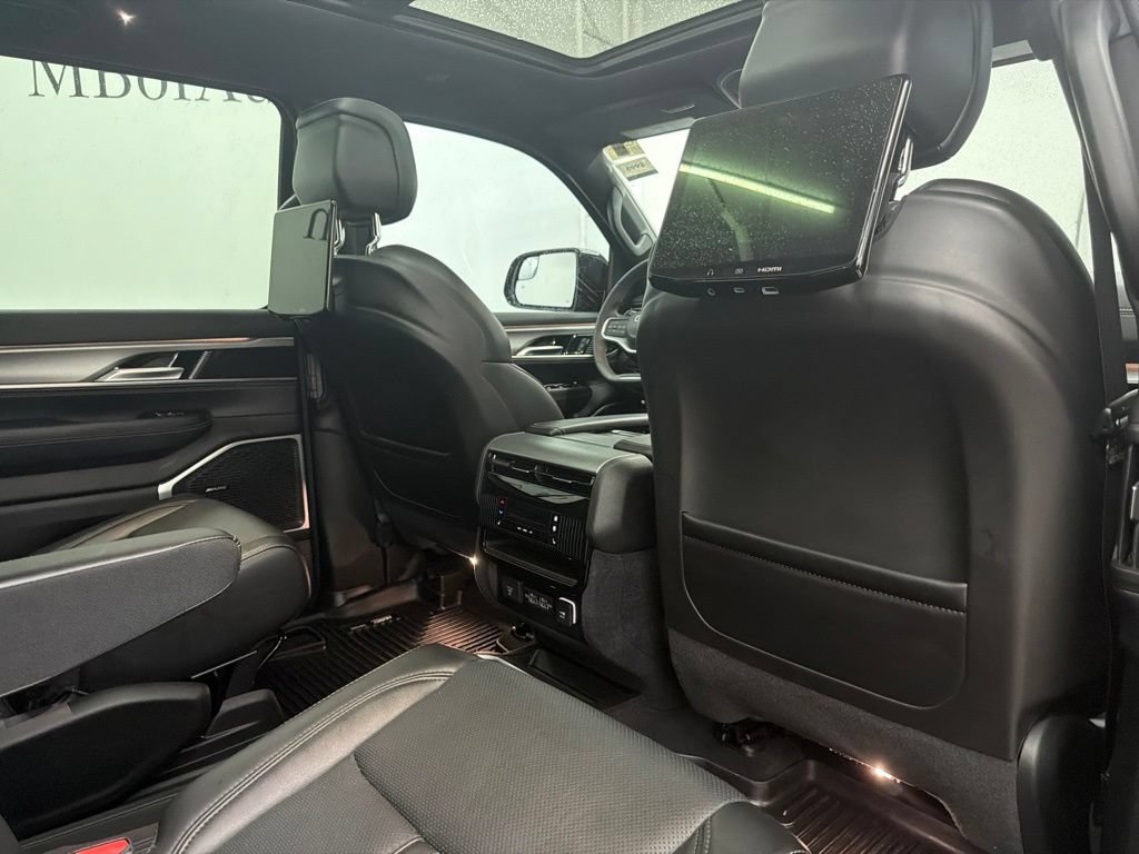 Used 2023 Jeep Wagoneer Series II AWD/4WD image 25