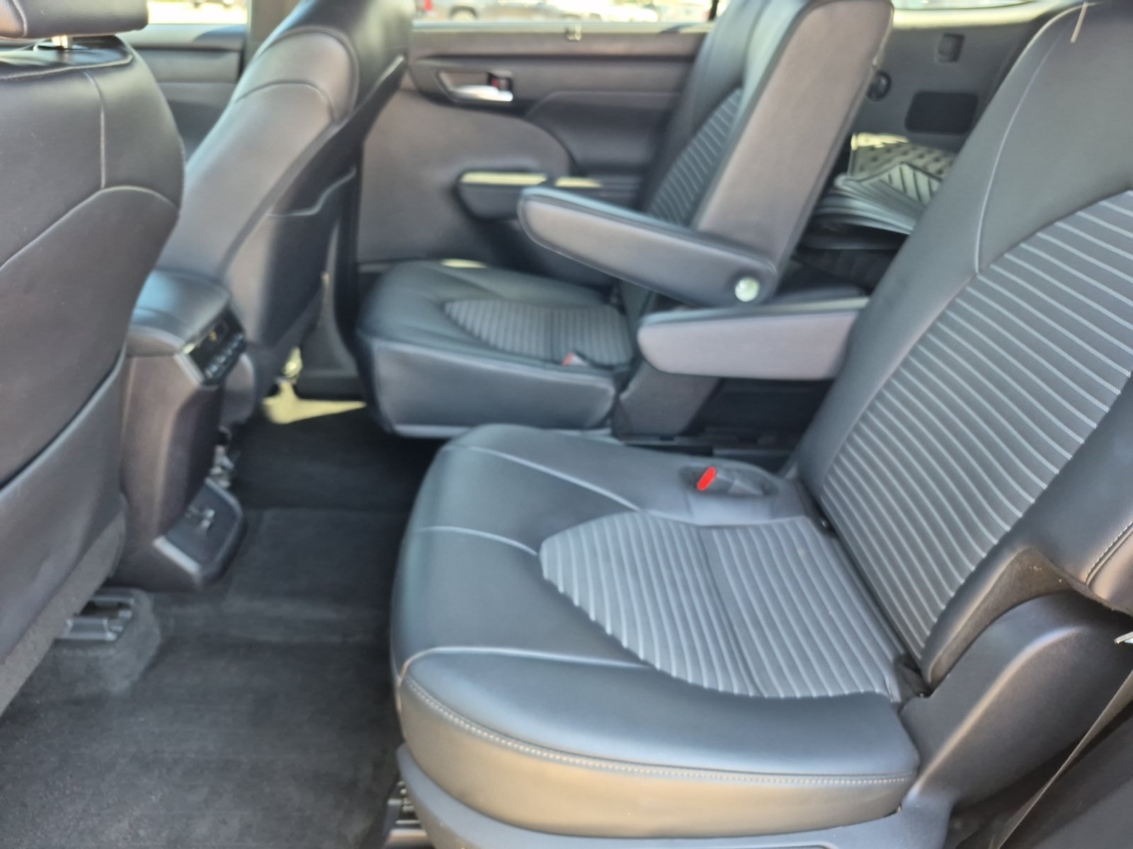Used 2024 Toyota Highlander XSE AWD/4WD image 20