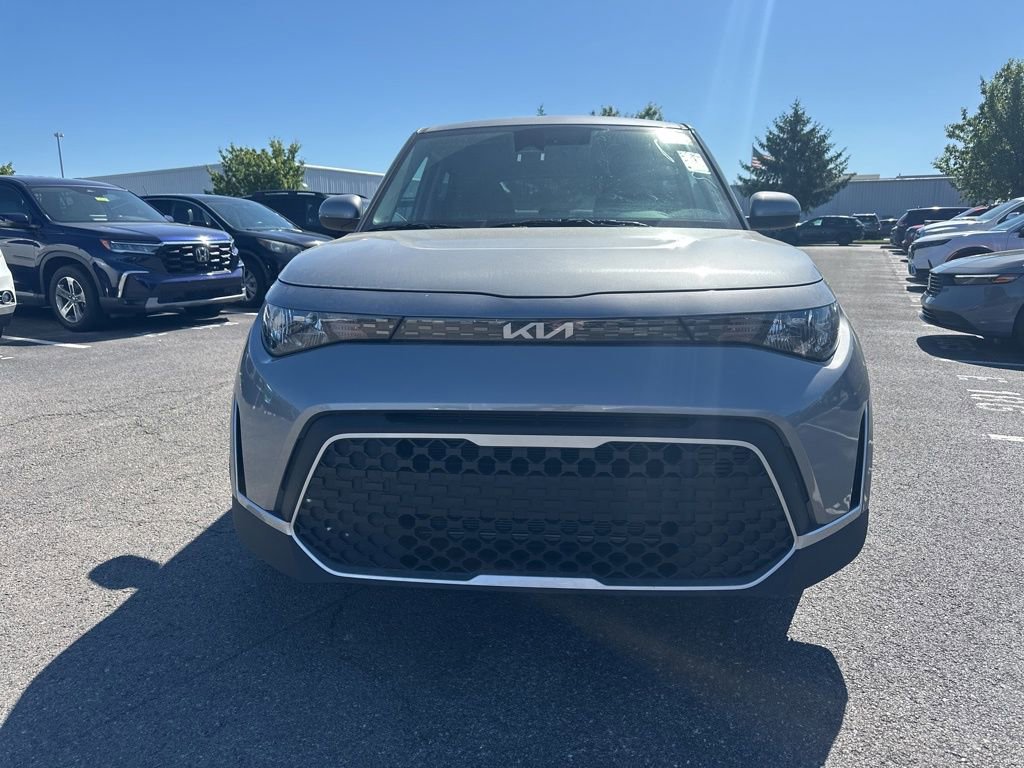 Used 2025 Kia Soul LX w/ LX Technology Package FWD image 2