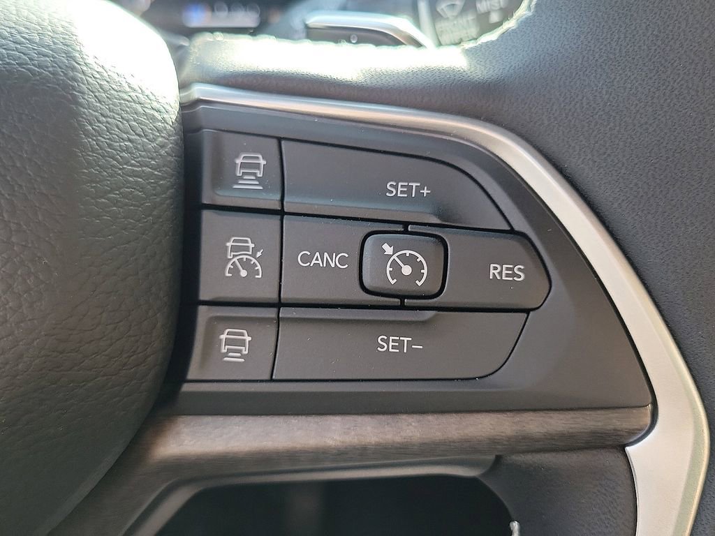 Used 2025 Jeep Grand Cherokee L Limited w/ Luxury Tech Group II image 6