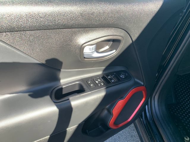 Used 2019 Jeep Renegade Trailhawk AWD/4WD image 22