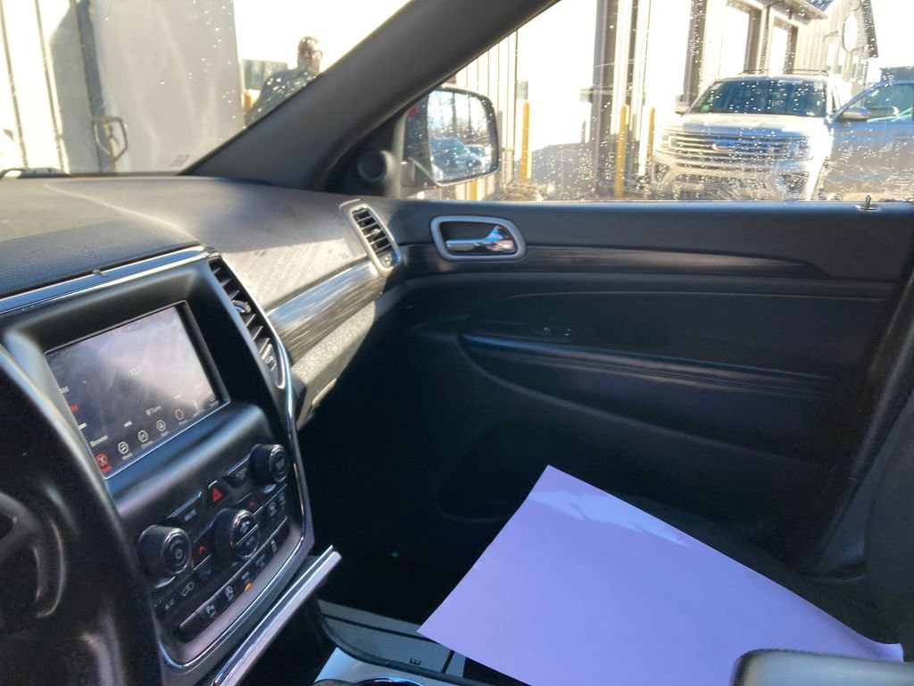 Used 2020 Jeep Grand Cherokee Laredo image 16