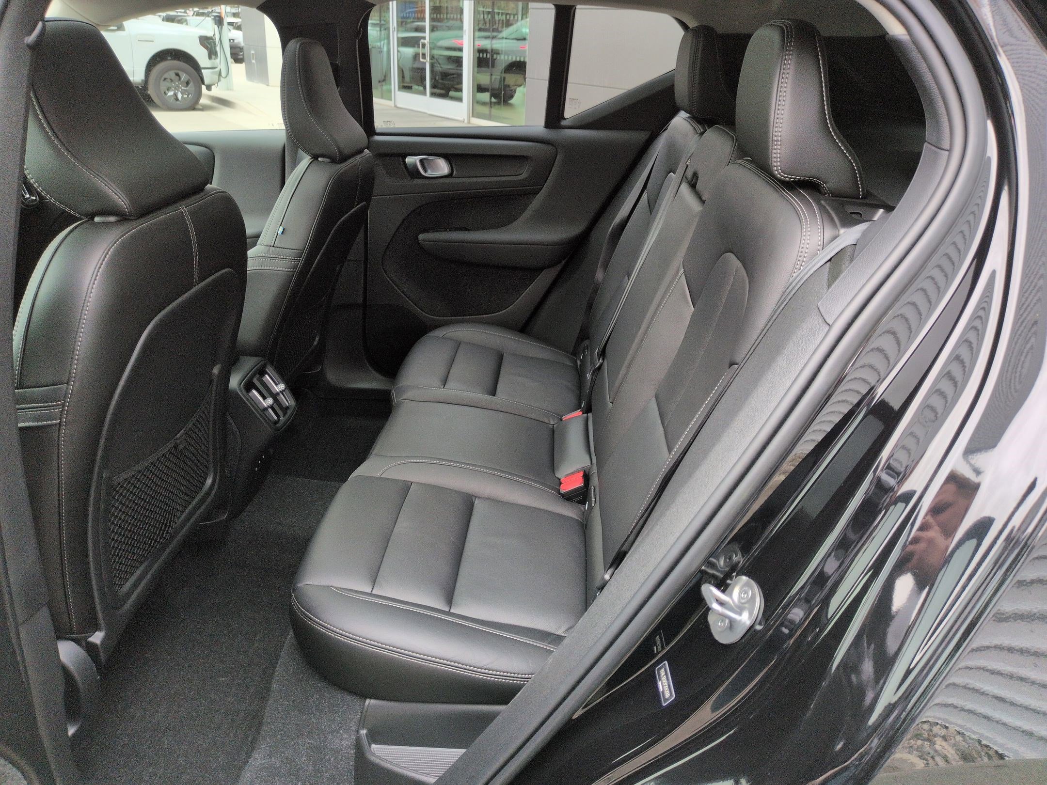 Certified 2023 Volvo XC40 B5 Ultimate w/ Climate Package image 28