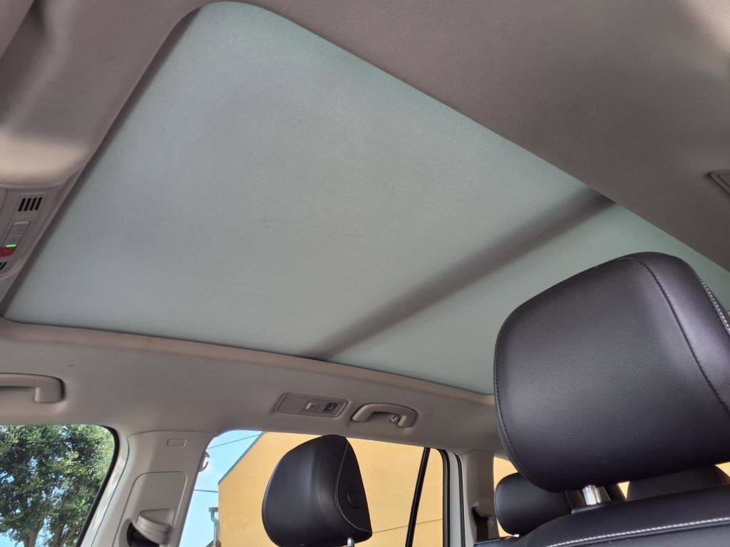 Used 2022 Volkswagen Tiguan SE w/ Panoramic Sunroof Package image 16