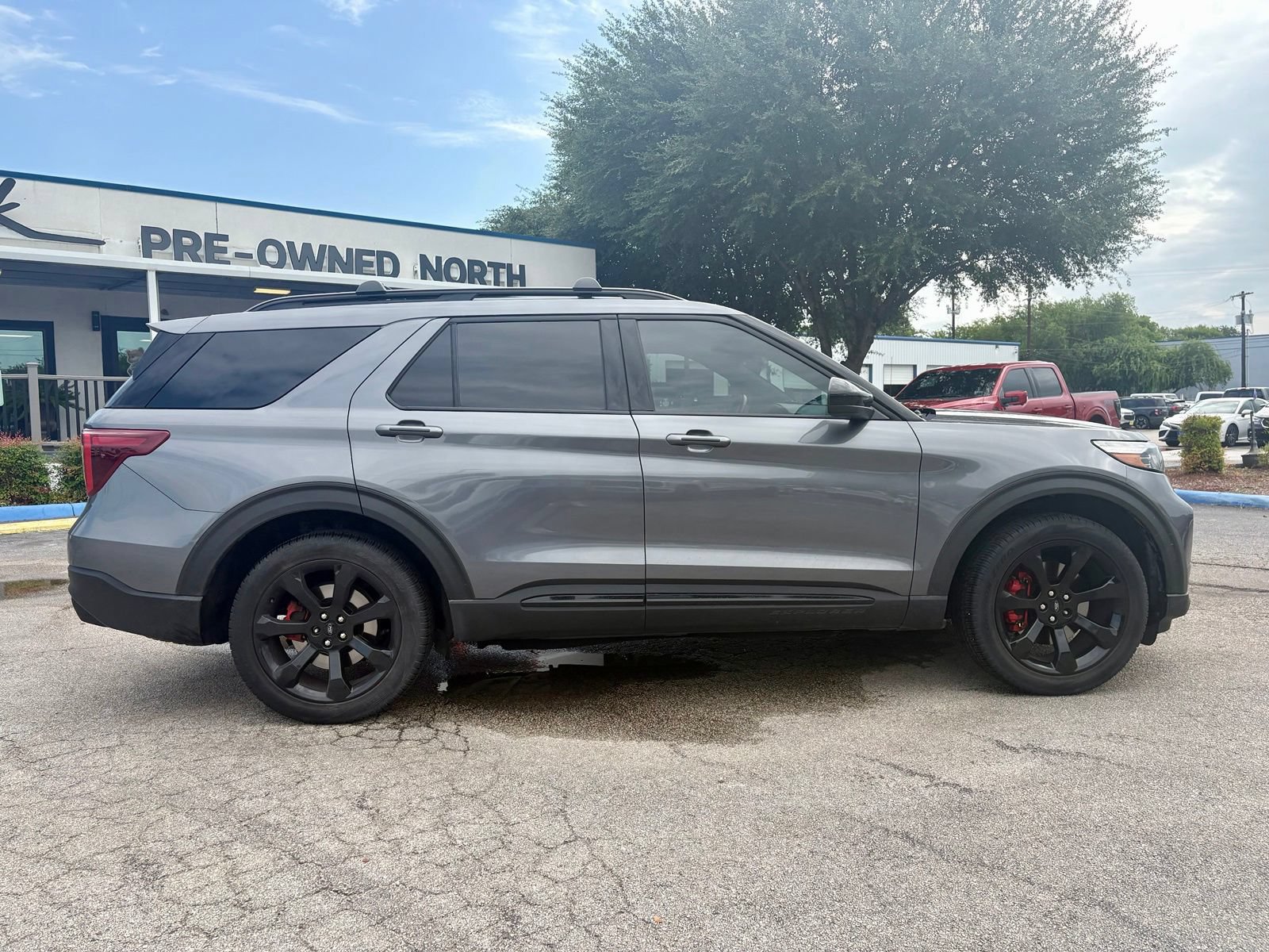 Used 2022 Ford Explorer ST w/ ST High-Performance Pack AWD/4WD image 2