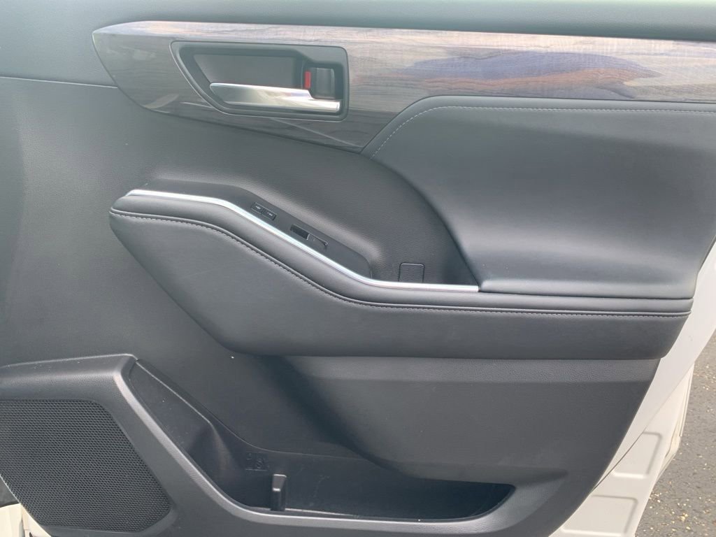 Used 2022 Toyota Highlander Limited image 18