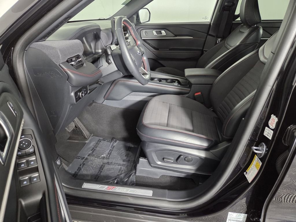 Used 2025 Ford Explorer ST-Line w/ ST-Line Street Pack AWD/4WD image 12