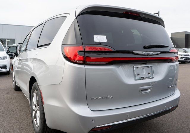 New 2026 Chrysler Pacifica Limited w/ Uconnect Theater Family Group image 7