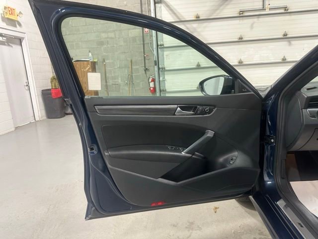 Used 2022 Volkswagen Passat 2.0T R-Line image 11