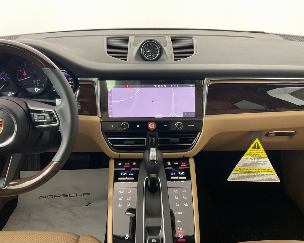 Certified 2025 Porsche Macan AWD/4WD image 19