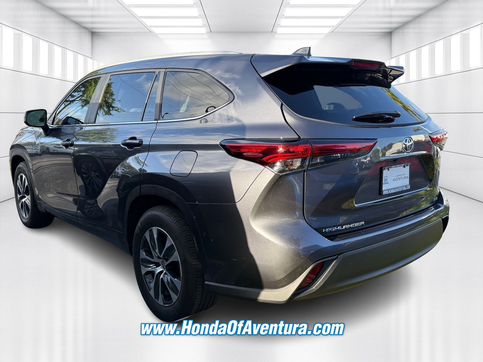 Used 2023 Toyota Highlander XLE FWD image 4
